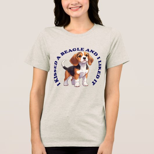 ビーグルパピーにキスをした トライブレンドTシャツ (正面)