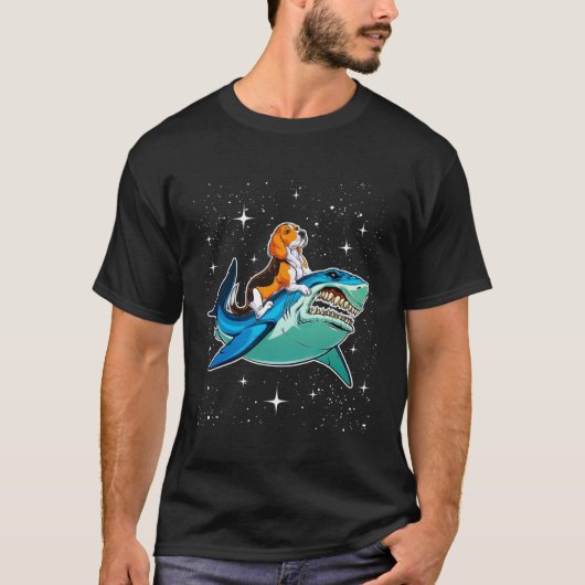 ビーグルライディングシャークジャオソームドッグ宇宙銀河系 Tシャツ (正面)