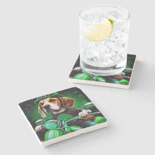 ビーグル犬が自転車を運転する聖パトリックの日 ストーンコースター (横)