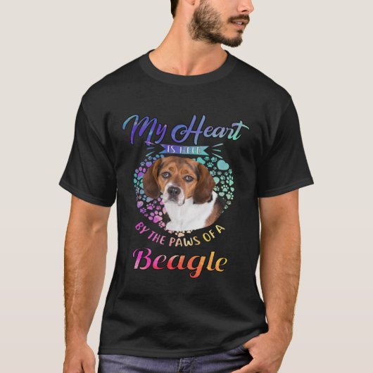 ビーグル犬のオーナー私のハートはAの手によって保持される Tシャツ (正面)