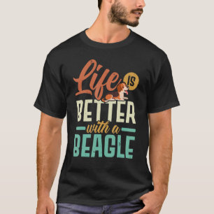 ビーグル犬の子犬の飼い主と Tシャツ
