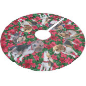 ビーグル犬及びポインセチアのクリスマスツリーのスカート ブラッシュドポリエステルツリースカート (アングル)