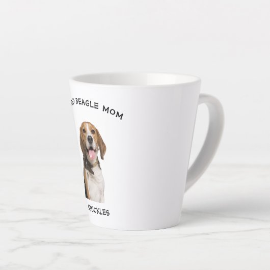 ビーグル誇りを持ったーお母さパーソナライズされたんペット犬の写真 カフェラテマグ (右アングル)
