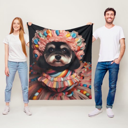 ビーズのドレスを着た可愛い犬 フリースブランケット (インサイチュ)