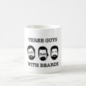 ビーズを持つ3人の人 コーヒーマグカップ (中央)