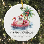 ビーチおもしろいクリスマス セラミックオーナメント<br><div class="desc">海のピンクのフラミンゴの浮きユニーク浮きに浮かぶサングラスにリラックスサンタクロースを飾ったクリスマスの飾り付けで、クリスマスの精神に入ろう。クリスマスツリーにビーチビーブを追加するのに最適な、このオーナメントは、フロリダ、ハワイ、バハマなどの熱帯地域に住んでいる人や、おもしろい、沿岸の休日テーマを愛している人に理想的である。オーナメントと穏やかな海飾波を持つヤシの木や、サンタの背後にある小さな島など、すべて素朴な水の色のスタイルで捉え魅力的られている。フォントとスクリプシンプルトタイポグラフィの組み合わせカジュアルで感じはエレガント、大事な行事をマークするために日付が下部に表示される。おもしろいとフェスティバルの休日の装飾にいくつかのサーフと砂を持ち込む方法!ビーチおもしろいクリスマスセラミックオーナメントとフラミンゴの花の木の海で夏のサンタ</div>