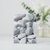 ビーチから灰色と白の石の大きな山 ポストカード (スタンド正面)