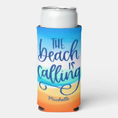 ビーチが呼んでいる テキスト デザイン サマー スリム缶クーラー (Seltzer正面)