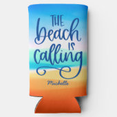 ビーチが呼んでいる テキスト デザイン サマー スリム缶クーラー (裏面)