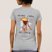ビーチが呼んでるからビキニ女に行かなきゃ Tシャツ (裏面)