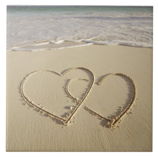 ビーチでとの描かれる2つの重なるハート タイル (正面)