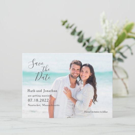 ビーチでのカップル写真　結婚式の日時お知らせカード セーブザデート (スタンド正面)