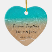 ビーチでの新婚夫婦のクリスマス写真 セラミックオーナメント (正面)