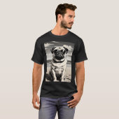 ビーチでサングラスをかけたパグ Tシャツ (正面フル)