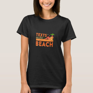 ビーチでテキストメッセージを送る女性 テキストメッセージ 携帯電話 Tシャツ