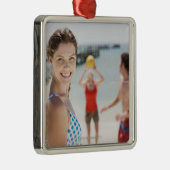 ビーチでバレーボールを遊んでいる友人 メタルオーナメント (右)