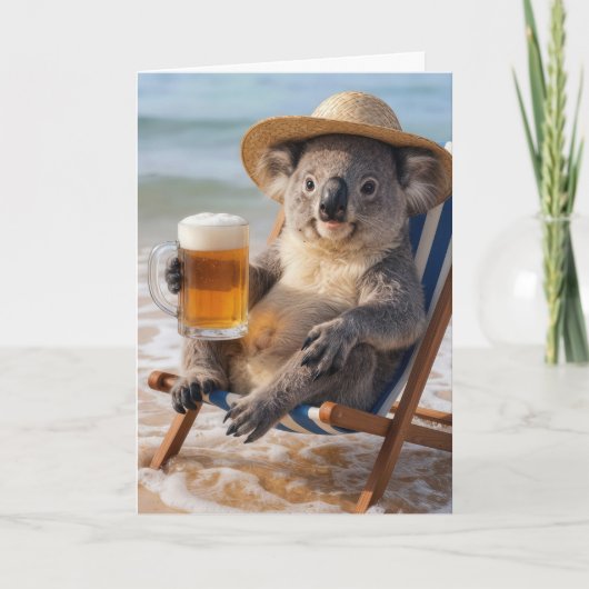 ビーチでビールを飲むコアラの誕生日 カード (正面)