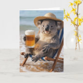 ビーチでビールを飲むコアラの誕生日 カード (黄色い花)