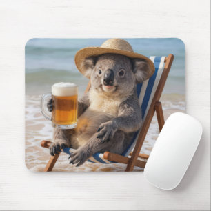 ビーチでビールを飲むコアラ マウスパッド