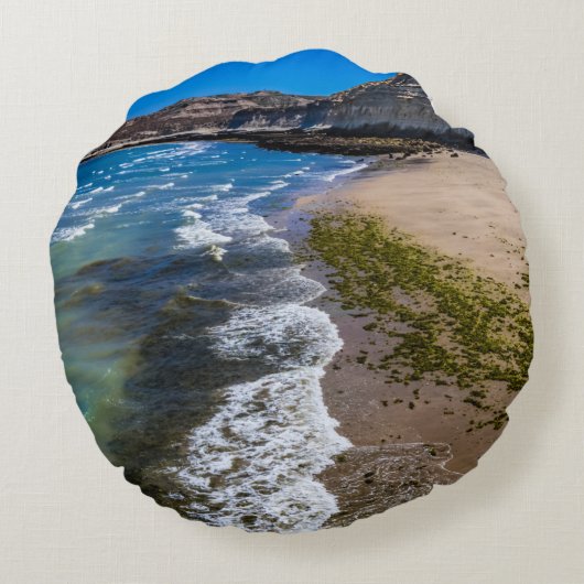 ビーチでプエルトピラミデス，アルゼンチン ラウンドクッション (裏面)