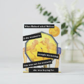 ビーチでホットドッグをシェアするカップル 面白い 名入れ ポストカード (スタンド正面)