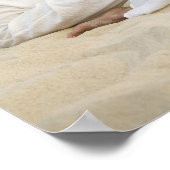 ビーチでヨガをしている若い女性 ポスター (角)