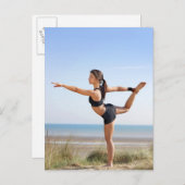 ビーチでヨガをする女性 ポストカード (正面/裏面)