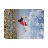 ビーチでヨガをする女性 マグネット (横)