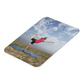 ビーチでヨガをする女性 マグネット (左側)