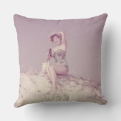 ビーチでリラックスしている女性 クッション (裏面)