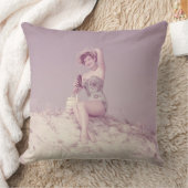 ビーチでリラックスしている女性 クッション (ブランケット)