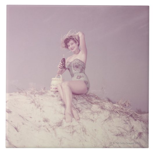 ビーチでリラックスしている女性 タイル (正面)