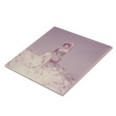 ビーチでリラックスしている女性 タイル (側面)