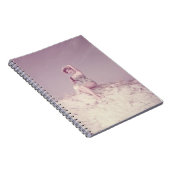 ビーチでリラックスしている女性 ノートブック (右側)