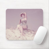 ビーチでリラックスしている女性 マウスパッド (マウス)