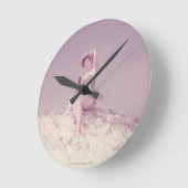 ビーチでリラックスしている女性 ラウンド壁時計 (傾斜)