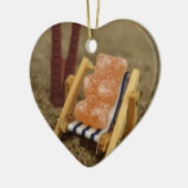 ビーチでリラックスしている粘着性くま セラミックオーナメント (左)