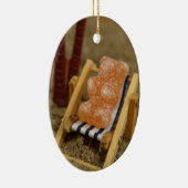 ビーチでリラックスしている粘着性くま セラミックオーナメント (右)