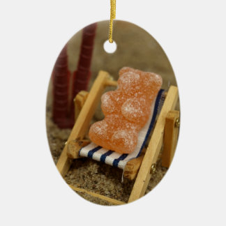 ビーチでリラックスしている粘着性くま セラミックオーナメント