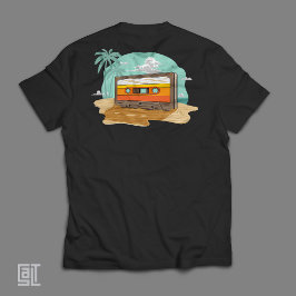 ビーチでリワインドするレトロ80'sカセットテープ tシャツ
