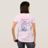 ビーチで会おう - 海岸沿いの夏の雰囲気グラフィック Tシャツ (裏面フル)