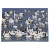 ビーチで咲く白雪姫の群れ ラージペーパーバッグ (正面)