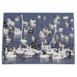 ビーチで咲く白雪姫の群れ ラージペーパーバッグ