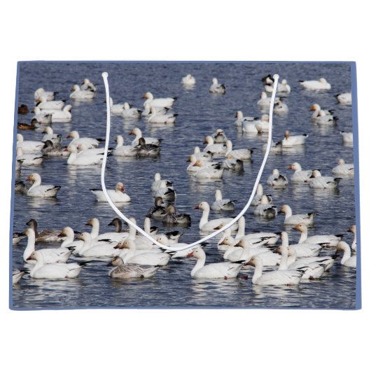 ビーチで咲く白雪姫の群れ ラージペーパーバッグ (正面)