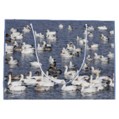 ビーチで咲く白雪姫の群れ ラージペーパーバッグ (裏面)