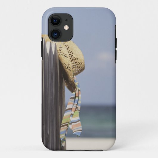 ビーチで塀でつるす麦わら帽子 Case-Mate iPhoneケース (裏面)