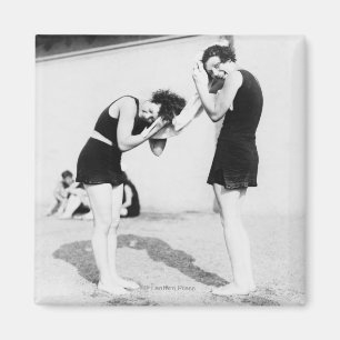 ビーチで彼女達の毛を乾燥している女性 マグネット