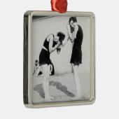 ビーチで彼女達の毛を乾燥している女性 メタルオーナメント (右)