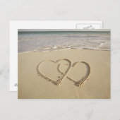 ビーチで描かれる2つの重なるハート ポストカード (正面/裏面)