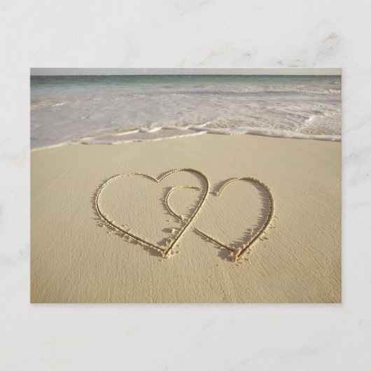ビーチで描かれる2つの重なるハート ポストカード (正面)